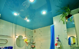 Глянцевый цветной потолок для ванной