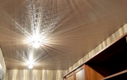Глянцевый одноуровневый потолок с фотопечатью для гостиной