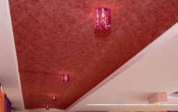 Цветной глянцевый потолок в коридор