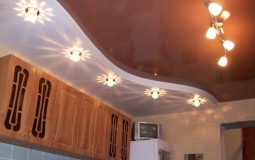 Двухуровневый цветной потолок для кухни