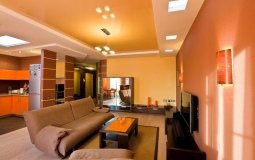 Цветной двухуровневый потолок для гостиной