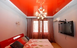 Цветной глянцевый потолок для спальни