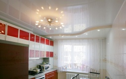 Белый глянцевый двухуровневый потолок на кухню