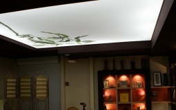 Белый светопрозрачный потолок с фотопечатью для спальни