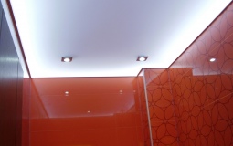 Белый матовый потолок с подсветкой для ванной