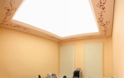 Цветной светопрозрачный потолок для офиса