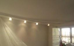 Белый матовый потолок со светильниками для гостиной