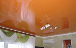 Глянцевый цветной потолок для гостиной