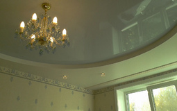 Двухуровневый глянцево-матовый потолок для гостиной