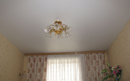 Белый глянцевый потолок для гостиной