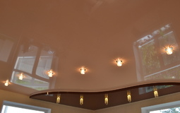 Двухуровневый белый потолок для гостиной